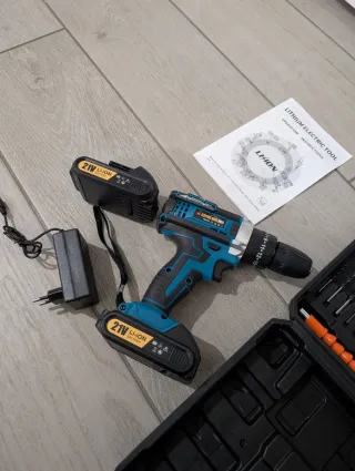 Trapano avvitatore con 2 batterie e kit