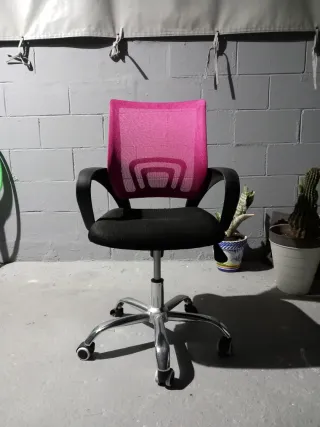 Silla ergonómica de oficina rosa y negra