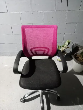 Silla ergonómica de oficina rosa y negra