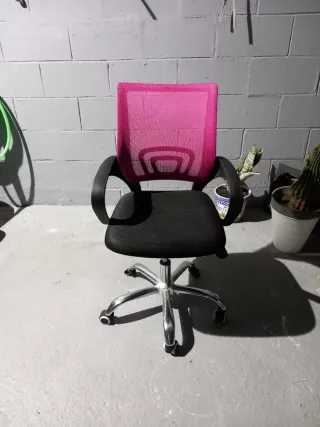 Silla ergonómica de oficina rosa y negra
