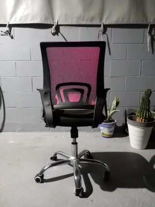 Silla ergonómica de oficina rosa y negra