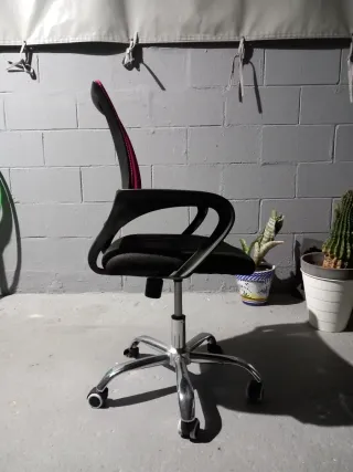 Silla ergonómica de oficina rosa y negra