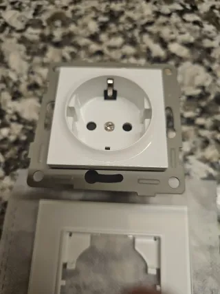 Enchufe Schuko con Marco de Cristal