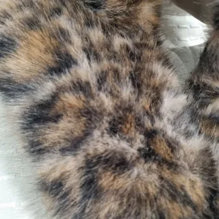 Cuello pelo sintético estampado animal print