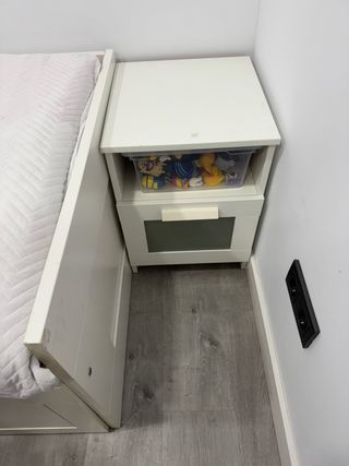 Mesita de noche blanca