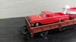 Plataforma baja con coche y barco