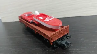 Plataforma baja con coche y barco