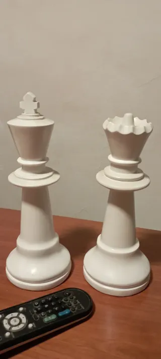 Figuras de ajedrez gigantes blancas