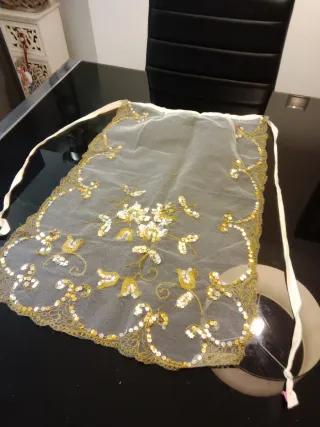 Delantal de encaje dorado y blanco