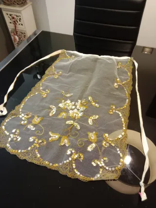 Delantal de encaje dorado y blanco