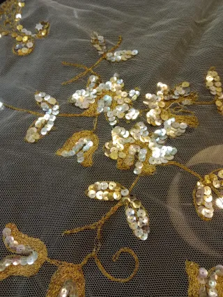 Delantal de encaje dorado y blanco