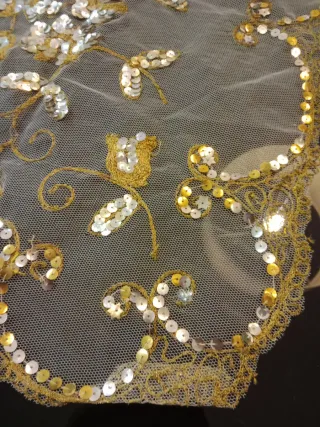 Delantal de encaje dorado y blanco