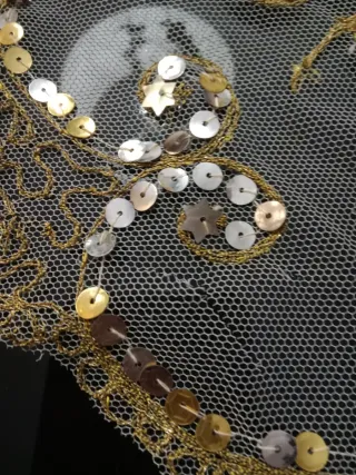 Delantal de encaje dorado y blanco