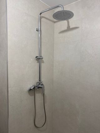 Columna de ducha moderna acabado cromo.