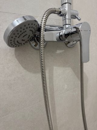 Columna de ducha moderna acabado cromo.