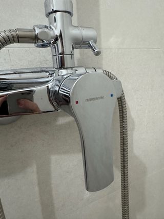 Columna de ducha moderna acabado cromo.