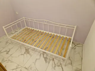 Cama individual blanca con somier