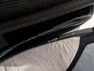 Gafas de sol Arnette negras con detalles azules