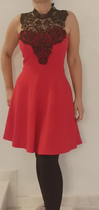 Vestido rojo con encaje negro