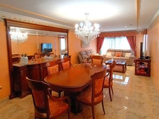 Conjunto comedor alta calidad. Muy bien conservado