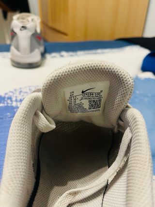 Tenis Nike Beige y Rojo