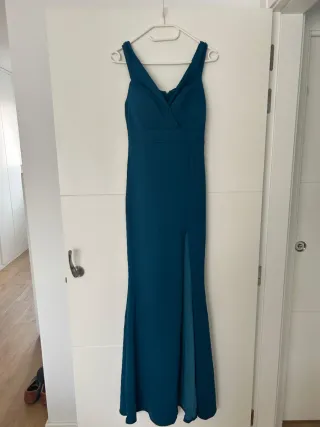 Vestido fiesta azul escotado y con abertura