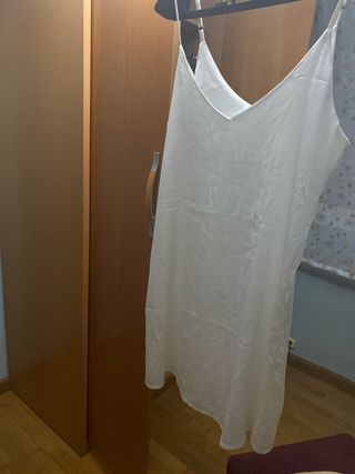 Camisón de raso blanco de tirantes
