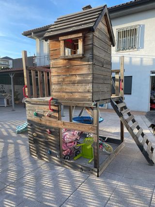 Parque infantil con columpio y tobogán