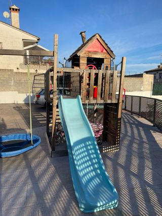 Parque infantil con columpio y tobogán