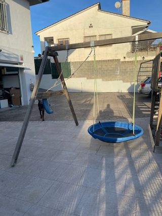 Parque infantil con columpio y tobogán