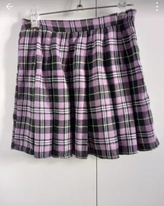 Camiseta negra con estampado anime+faldas