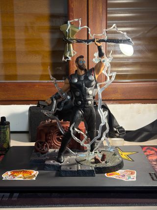 Figura Thor con Mjolnir y Rayos