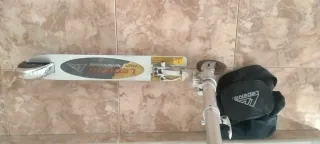 Patinete plegable plateado con mochila