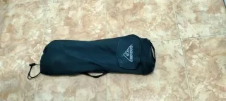 Patinete plegable plateado con mochila