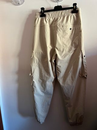 Pantalones cargo beige