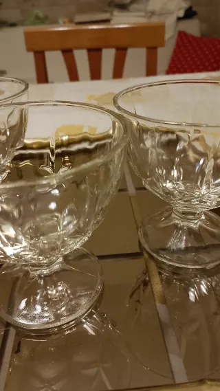 Tre calici in vetro intagliato