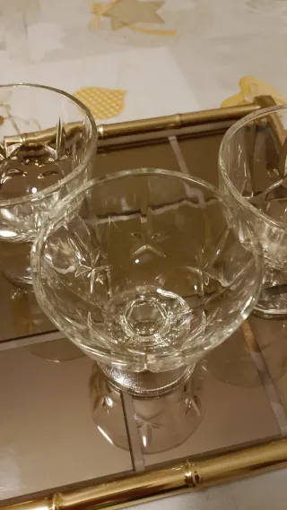 Tre calici in vetro intagliato