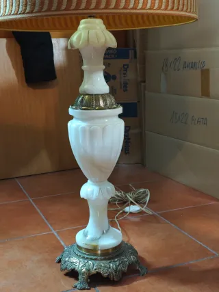 Lámpara de pie mármol y metal y tulipa dorada