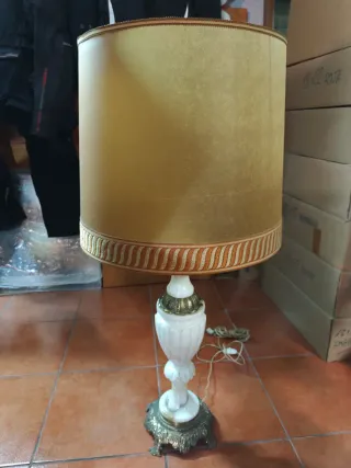 Lámpara de pie mármol y metal y tulipa dorada