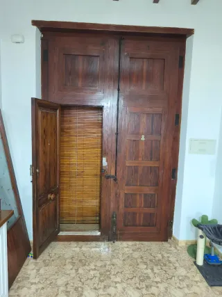 Puerta entrada madera maciza mobila vieja