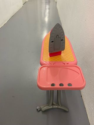 Mesa de planchar y plancha plegable  a pilas