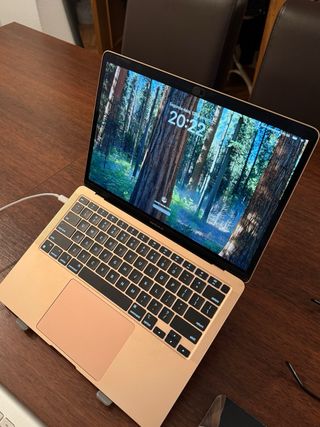 MacBook Air M1 + Magic Mouse + Tastiera