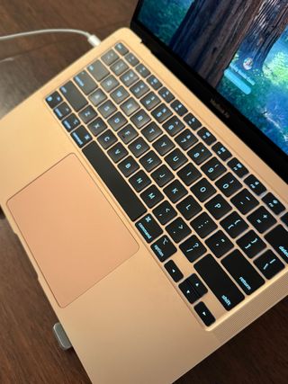 MacBook Air M1 + Magic Mouse + Tastiera