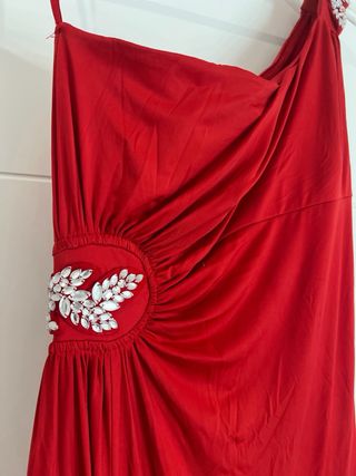 Vestido de fiesta rojo con pedrería