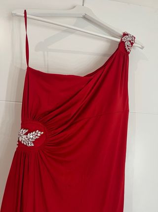 Vestido de fiesta rojo con pedrería