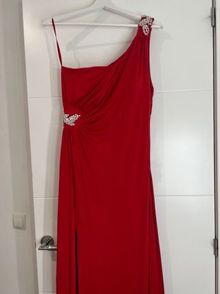 Vestido de fiesta rojo con pedrería