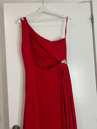 Vestido de fiesta rojo con pedrería