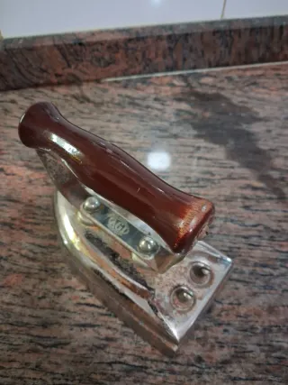 Plancha de ropa antigua