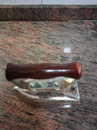 Plancha de ropa antigua