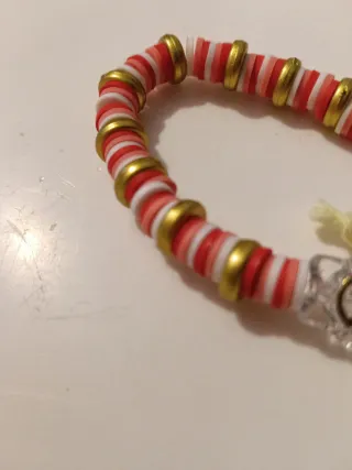 Pulsera de cuentas rojas y doradas
